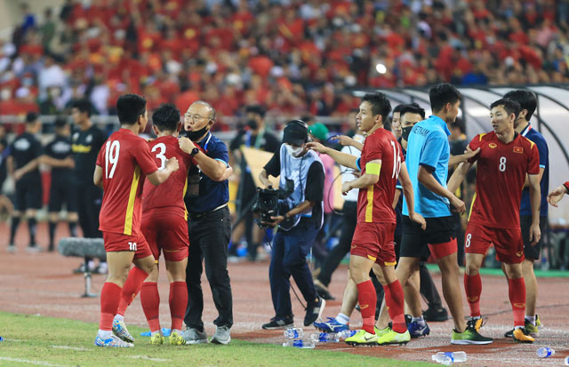 HLV Park Hang Seo động viên học trò sau 1 trận đấu - Ảnh: Đức Cường