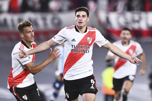 Đã là người của Man City, nhưng tiền đạo trẻ Julian Alvarez đang bị vắt kiệt sức ở… River Plate