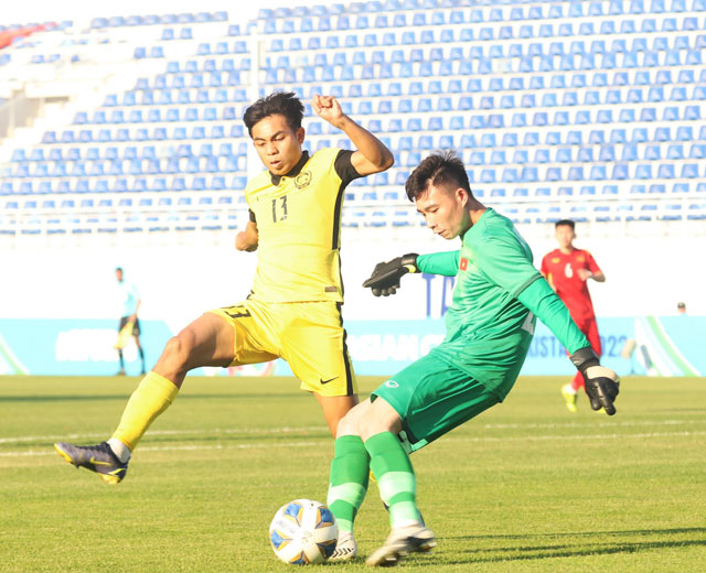 Văn Chuẩn nỗ lực dùng chân phát động tấn công trong trận thắng Malaysia ở vòng bảng U23 châu Á 2022