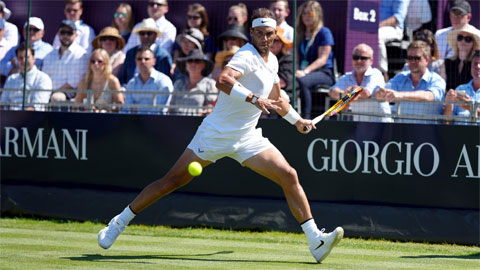Nadal, Djokovic cùng thắng trận đầu trên sân cỏ