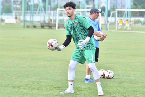 Thủ môn Duy Thành trong buổi tập cùng U19 Việt Nam	Ảnh: LAO ĐỘNG.VN