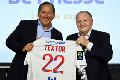 Sau 35 năm, Jean-Michel Aulas (phải) sẽ nhường lại vị trí cho John Textor