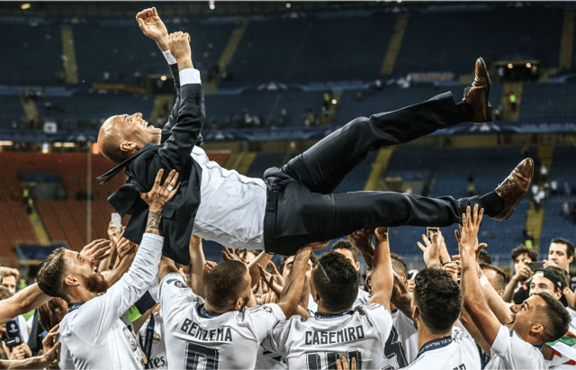 Zidane được các học trò công kênh khi vô địch Champions League 2016