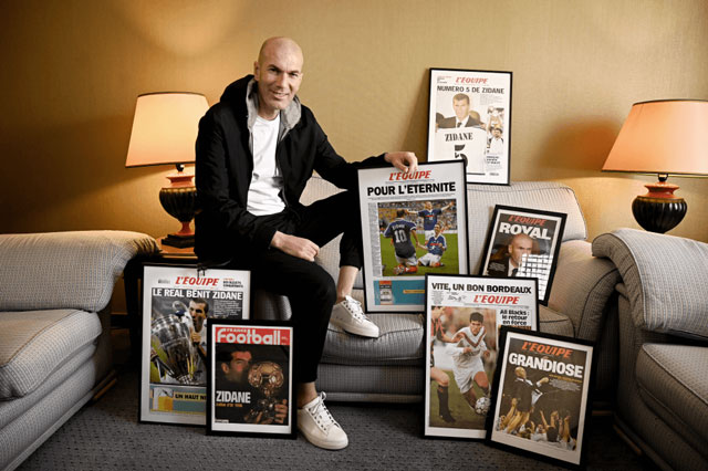 Zidane cùng một số trang nhất của hai tờ L’Equipe và France Football