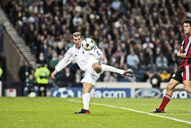 Zidane ghi bàn thắng tuyệt đẹp trong trận chung kết Champions League 2002 bằng cú volley chân trái
