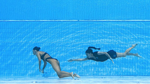 Anita Alvarez (trái) chìm xuống đáy bể vì bất tỉnh khi đang thi chung kết nội dung đơn nữ
