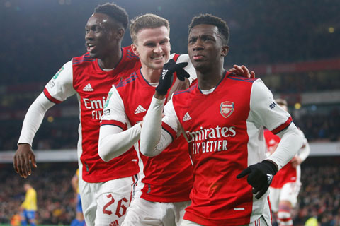 Nketiah (bìa phải) ăn mừng trong màu áo Arsenal