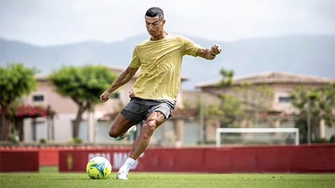 Ronaldo tập 'mướt mồ hôi' dù đang đi nghỉ mát