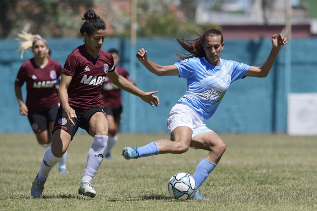 Từ cầu thủ nam, Alba Palacios (phải)  đã chuyển giới để thi đấu tại giải nữ