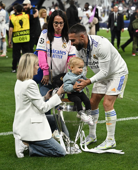 Carvajal cùng bạn gái và con trong lễ ăn mừng chức vô địch Champions League ở mùa giải vừa qua