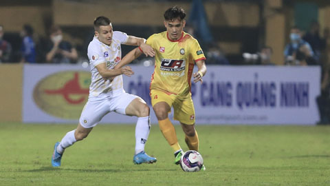 Djuro Zec (trái) chấn thương nghỉ 9 tháng khiến Hà Nội FC đau đầu tìm người thay thế 