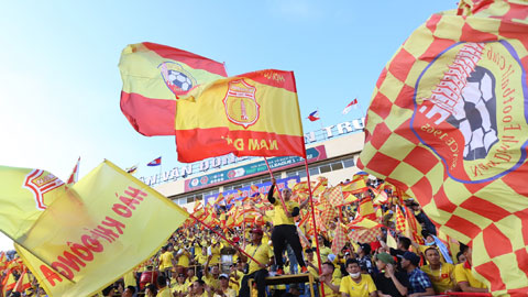 Các CĐV Nam Định đến sân rất đông và cổ vũ cuồng nhiệt mỗi khi đội nhà thi đấu  	Ảnh: MINH TUẤN