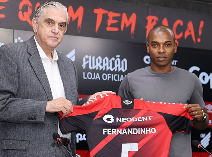 Fernandinho kí hợp đồng 2 năm với Athletico Paranaense