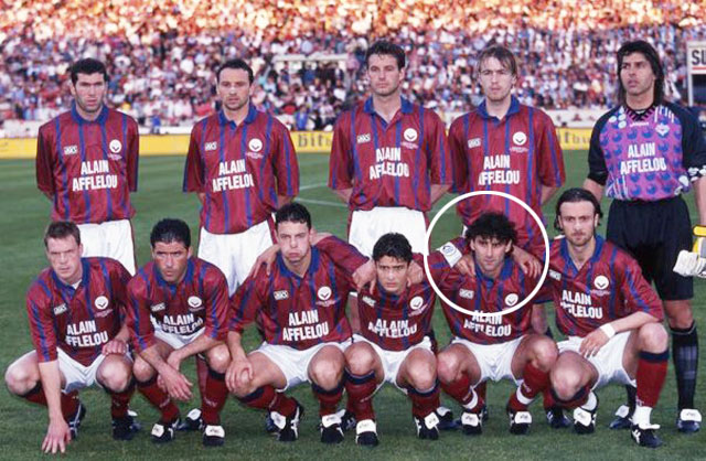 HLV Didier Tholot từng có mặt trong đội hình của Bordeaux FC (hàng ngồi, thứ hai bìa phải) thời hoàng kim  (Zinedine Zidane ở bìa trái hàng đứng)