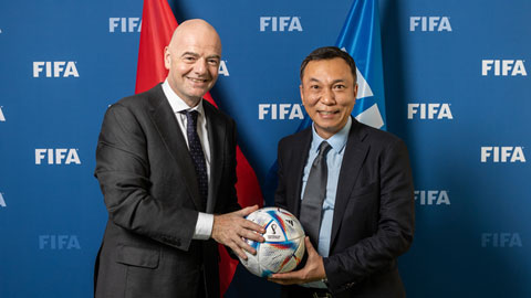 Quyền Chủ tịch VFF Trần Quốc Tuấn thăm cơ quan đại diện FIFA tại Paris
