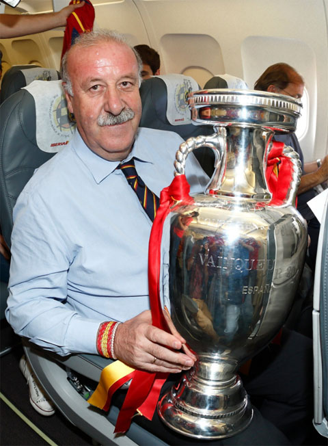 Vicente Del Bosque khoe chiếc cúp vô địch EURO 2012 giành được cùng ĐT Tây Ban Nha