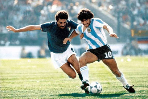 Gentile (áo sẫm) vô hiệu hóa huyền thoại Maradona ở World Cup 1982