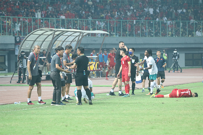 U19 Indonesia có những pha vào bóng đầy ác ý. Ảnh: Phan Hồng
