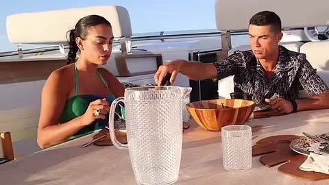 Ronaldo tận hưởng kỳ nghỉ trên du thuyền sang chảnh Majorca