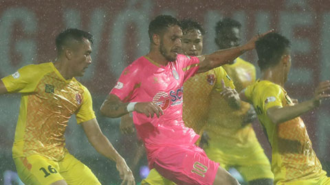 Trận Hải Phòng vs Sài Gòn FC bị hoãn 30 phút vì mưa bão