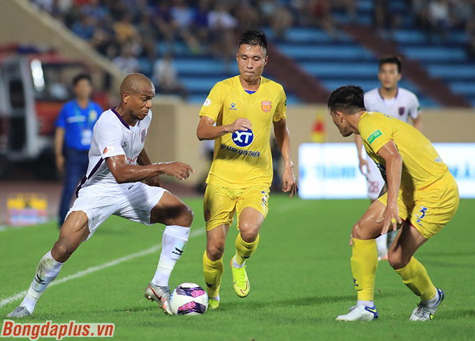 B.Bình Dương và Nam Định nỗ lực tăng tốc ở cuối hiệp 1 nhưng không ghi được bàn thắng - Ảnh: Phan Tùng