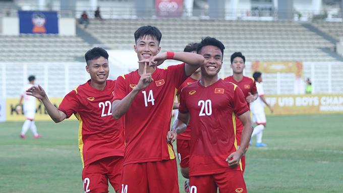 Niềm vui của Văn Trường và đồng đội khi ghi bàn thắng ấn định tỷ số 4-1. Ảnh: Phan Hồng