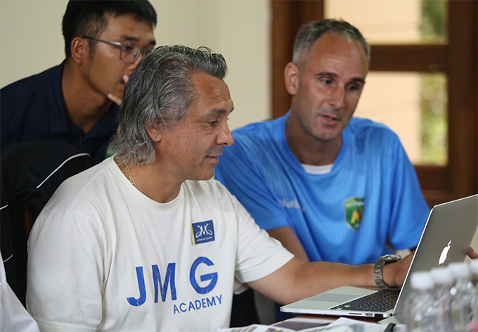 Ông Vincent Dufour – Giám đốc Học viện JMG toàn cầu (áo trắng) hài lòng với kết quả tuyển sinh Khóa 3 của Học viện Bóng đá Nutifood JMG