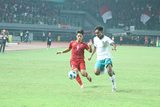 U19 Việt Nam (áo đỏ) có cơ hội đánh bại Philippines nếu chơi tập trung và tận dụng cơ hội. Ảnh: Phan Hồng