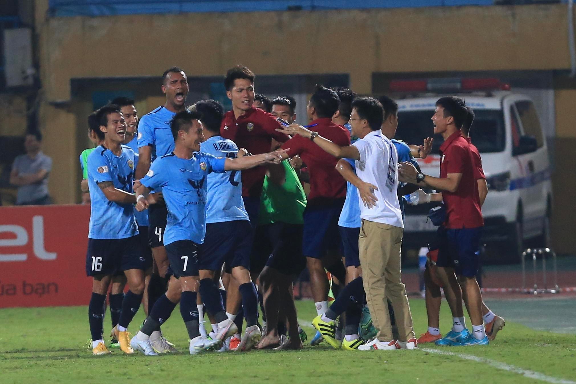 Niềm vui của HLV Thành Công và các học trò sau trận thắng quan trọng trước Viettel - Ảnh: Đức Cường 