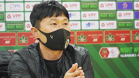 HLV Hà Nội FC không hài lòng khi bị hỏi nhiều về Quang Hải