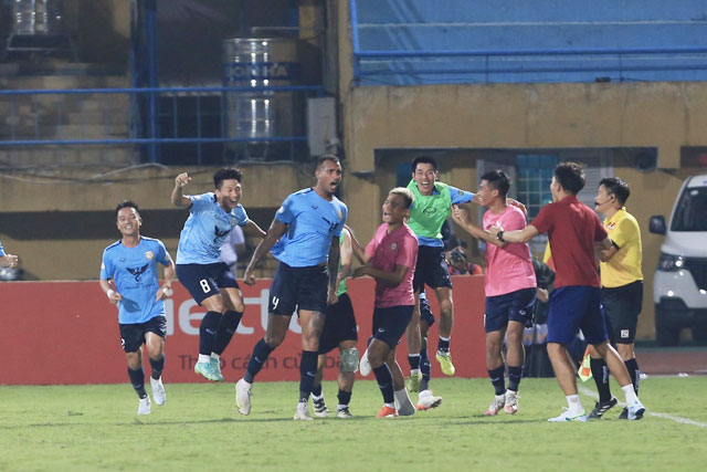 Các cầu thủ HL Hà Tĩnh  ăn mừng chiến thắng  trước Viettel - Ảnh: ĐỨC CƯỜNG