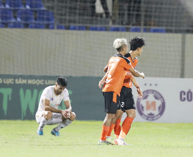 ƯCV vô địch Hà Nội FC (trái) gây bất ngờ khi thất bại trước SHB.ĐN