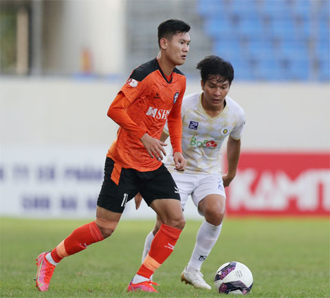 Văn Long (trái) trong một tình huống ở trận gặp Hà Nội FC