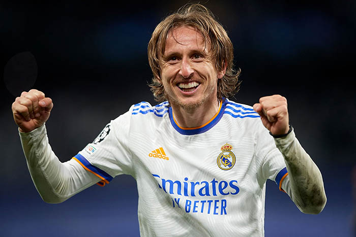 2. Luka Modric (Real Madrid): Luka Modric, năm nay 36 tuổi, vẫn đang làm chủ khu vực giữa sân của Real Madrid. Anh đã chơi tổng cộng 41 trận trong mùa 2021/22, có 11 pha kiến ​​tạo với tỷ lệ chuyền bóng chính xác gần 90%. Real lập tức giữ Modric lại thêm 1 năm. Điều đó là chính xác vì Modric sẽ là điểm tựa cho những cầu thủ trẻ như Aurélien Tchouaméni, Eduardo Camavinga và Fede Valverde.