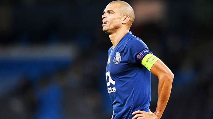 5. Pepe (Porto): Trung vệ 39 tuổi này đã giành được 2 danh hiệu quốc nội gần đây với Porto. Anh góp mặt trong 33 trận đấu của Porto mùa trước với tỷ lệ tắc bóng là 93%, chuyền bóng chính xác 89%. Thật khó tin đó là thống kê dành cho cầu thủ đã gần 40 tuổi. Kinh nghiệm và tố chất thủ lĩnh của Pepe vẫn đang rất cần thiết cho Porto