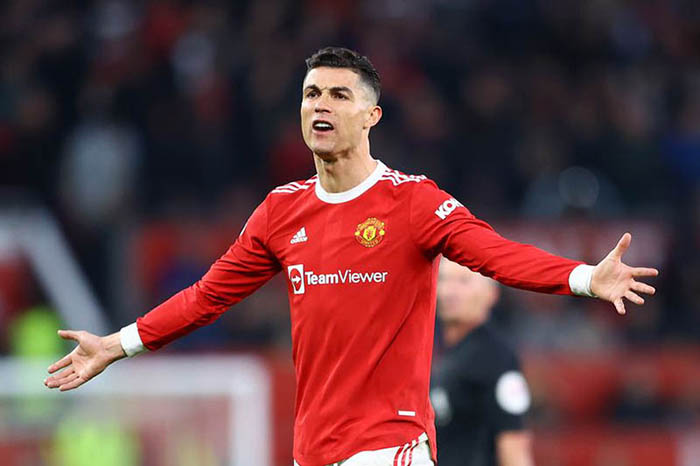 3. Cristiano Ronaldo (Man United): Kể từ khi trở lại Old Trafford, Cristiano Ronaldo tỏa sáng với 24 bàn thắng sau 39 lần ra sân và đứng thứ 3 trong danh sách Vua phá lưới ở Ngoại hạng Anh. Tiếc rằng MU không thể tiến xa ở mọi giải đấu. Hè này khi MU đang cải tổ với sự xuất hiện của Ten Hag, Ronaldo bất ngờ muốn rời đi. Nhưng dù có đi tới đâu, với năng lực và đẳng cấp vốn có, Ronaldo vẫn có thể có những màn trình diễn tố