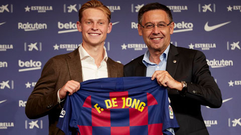 Frenkie de Jong và cựu chủ tịch Josep Bartomeu của Barca ngày ký bản hợp đồng “đầy độc dược” 