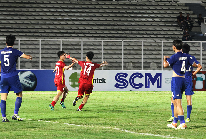 Đội trưởng của U19 Việt Nam ăn mừng bàn thắng trong nỗi trầm lặng của U19 Thái Lan 