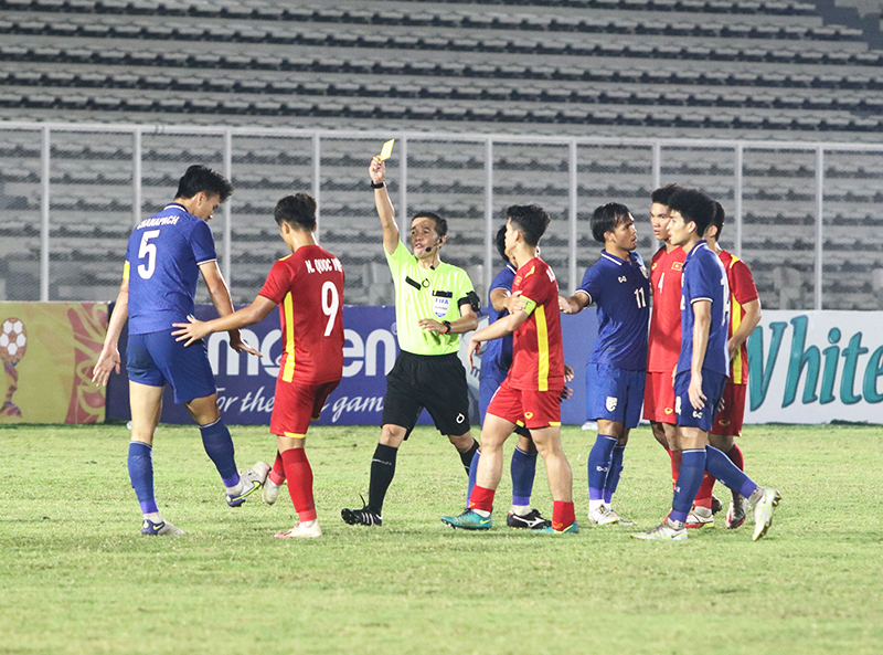 Kết quả của pha phạm lỗi với Văn Trường là thẻ vàng dành cho đội trưởng U19 Thái Lan