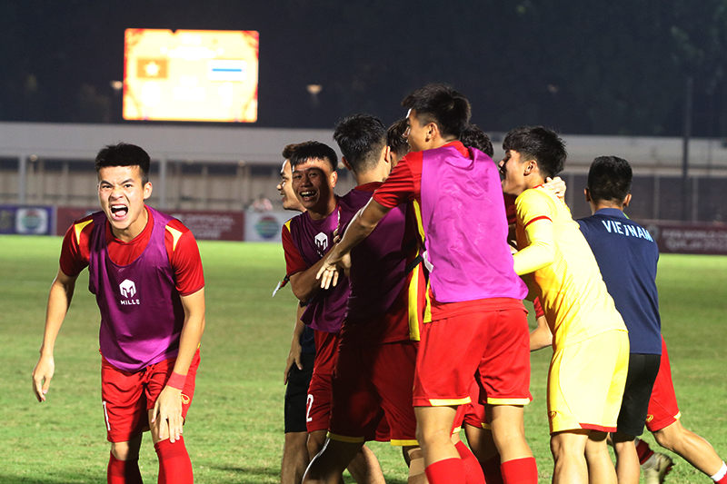Đồng đội bên ngoài "bùng nổ" cảm xúc khi Văn  Khang gỡ hòa 1-1 