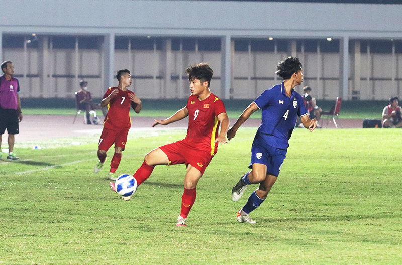 Chơi chậm chắc nhưng cơ hội rõ ràng đầu tiên thuộc về U19 Việt  Nam nhưng Quốc Việt đã bỏ lỡ đáng tiếc