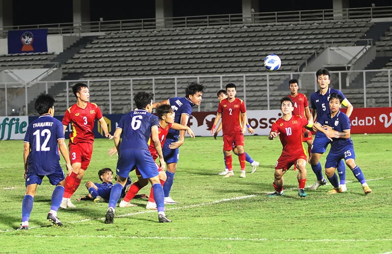 U19 Việt Nam suýt có bàn thắng dẫn điểm trong một pha uy hiếp khác trước khung thành U19 Thái Lan