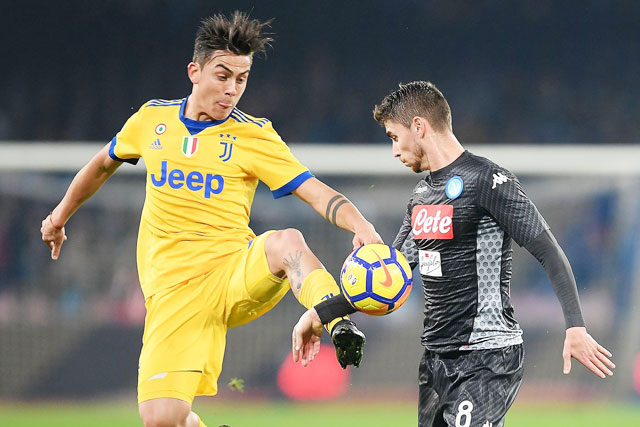 Napoli sẵn sàng trả Dybala (áo sáng) mức lương 7,5 triệu euro/năm