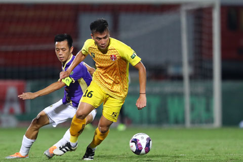 Hải Phòng (phải) để lộ nhiều vấn đề trong trận đấu vừa qua với Hà Nội FC 	Ảnh: ĐỨC CƯỜNG