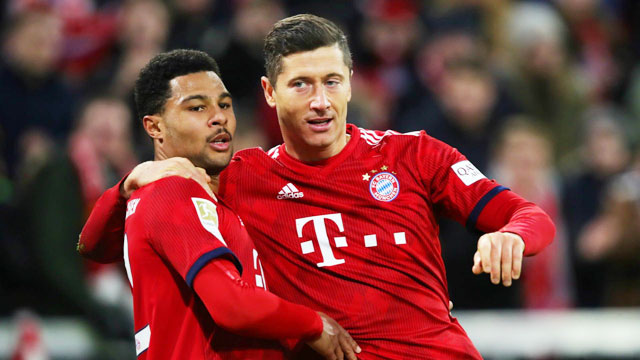 Lewy (phải) thể hiện sự chuyên nghiệp khi trở lại tập luyện cùng Bayern