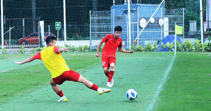 U19 Việt Nam rèn kỹ năng phối hợp. Ảnh: Phan Hồng 