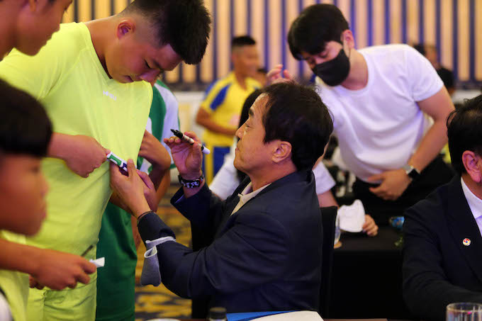 Hàng loạt cầu thủ nhí của BRVT đến xin chữ ký của trợ lý Lee Young Yin