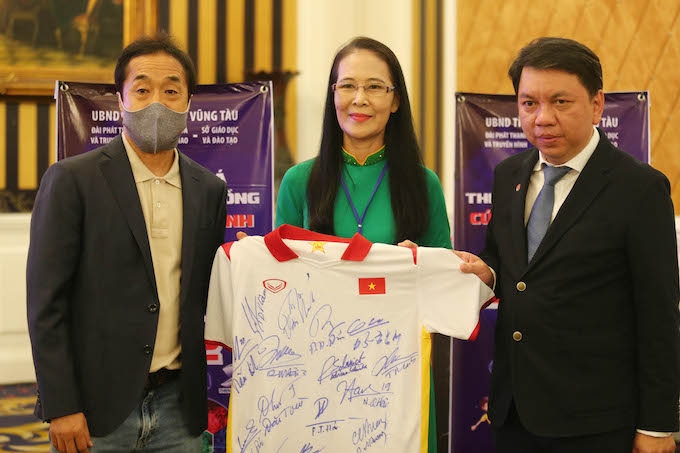 Tổng thư ký VFF Lê Hoài Anh, trợ lý Lee Young Yin trao chiếc áo của ĐTQG cho trưởng BTC giải