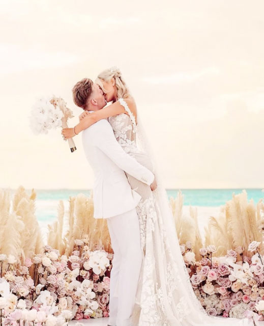 Jordan Pickford và Megan Davison hạnh phúc trong lễ cưới bên bờ biển Maldives