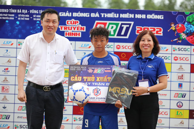 Ông Cao Văn Chóng, PCT LĐBĐ Việt Nam, PGĐ Sở Văn hóa – Thể thao và Du lịch tỉnh Bình Dương trao giải cho cầu thủ xuất sắc nhất trận đấu